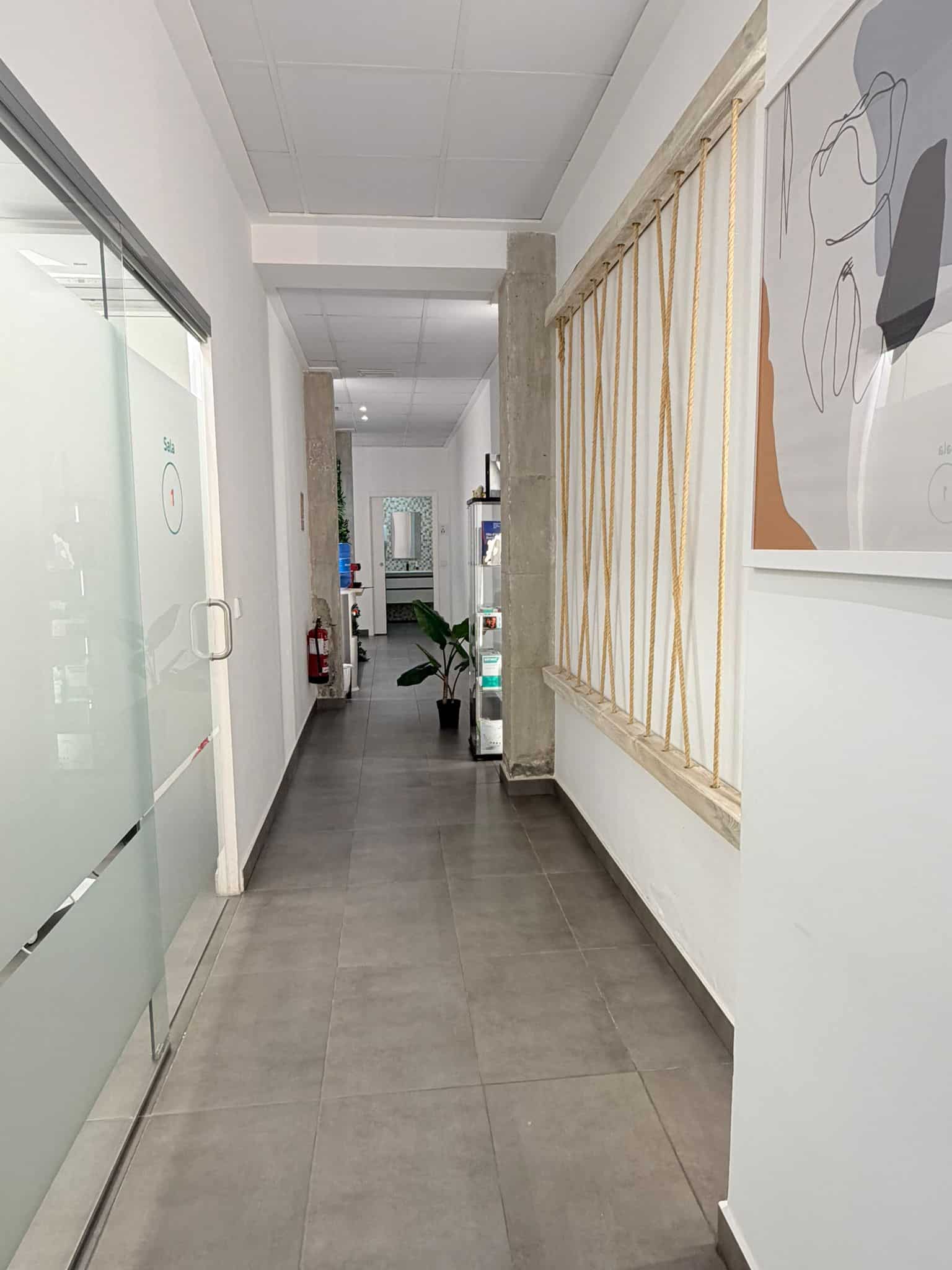 Pasillo principal de Clinic Art — espacio limpio y acogedor en Alboraya